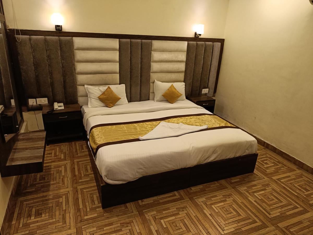 The Grand Orion Hotel Chinhat Exterior photo